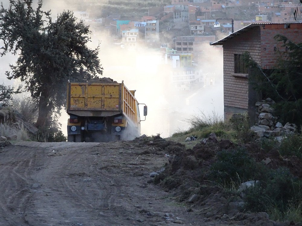 Noe støv fra lastebilen som forbedret veien.