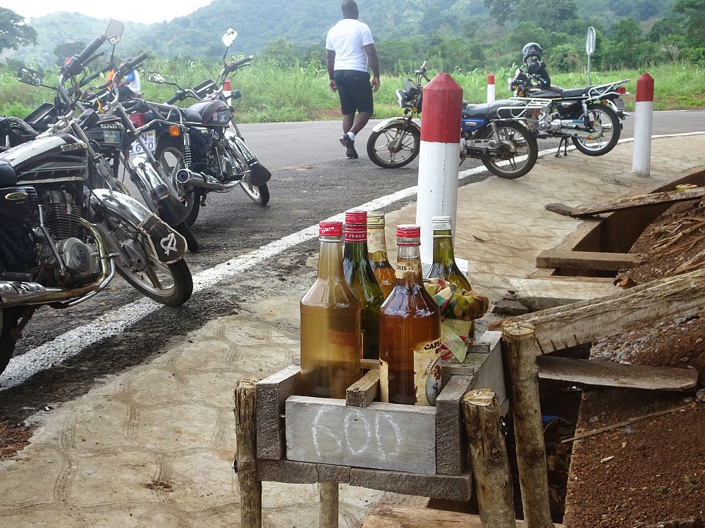 Lokal bensinstasjon ved hovedveien