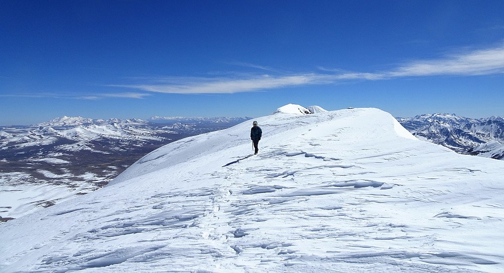 Litt opp og ned langs kraterkanten før den siste seige bakken mot toppen