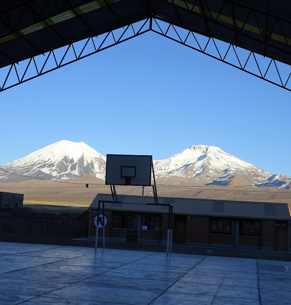 Kurvballbanen i Sajama by med utsikt mot tvillingvulkanene Parinacota og Pomerate