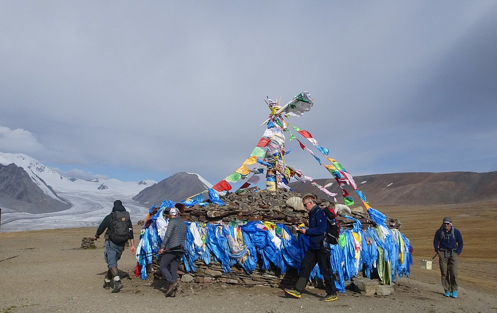 Tre runder rundt denne steinrøysa betydde lykke