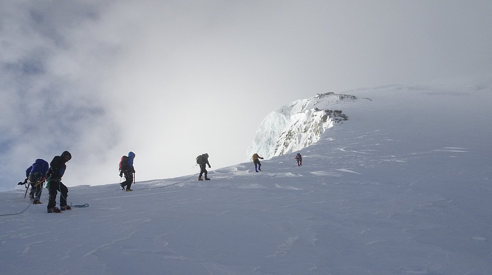 Vi har begynt klatringen opp snøeggen