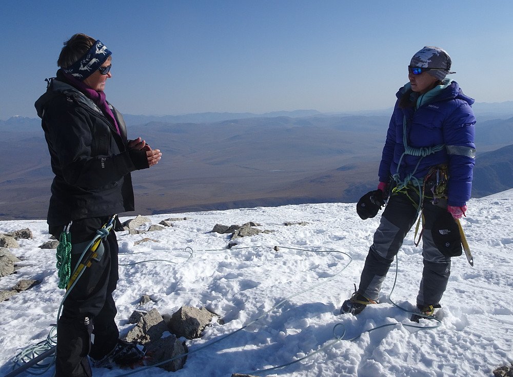 Småpikene med Russland i bakgrunnen