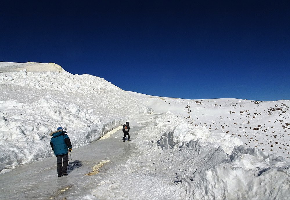 Isete og glatt øverst på veien