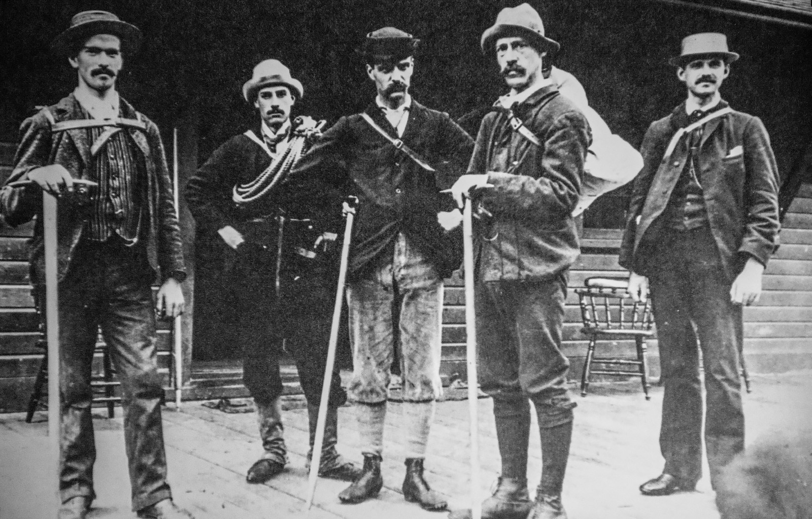 Ett bilde jeg fant i hytta viser førstebestigerne av Mount Fox før de drar ut i august 1893. Bilde tatt av J.H. Scattergood.