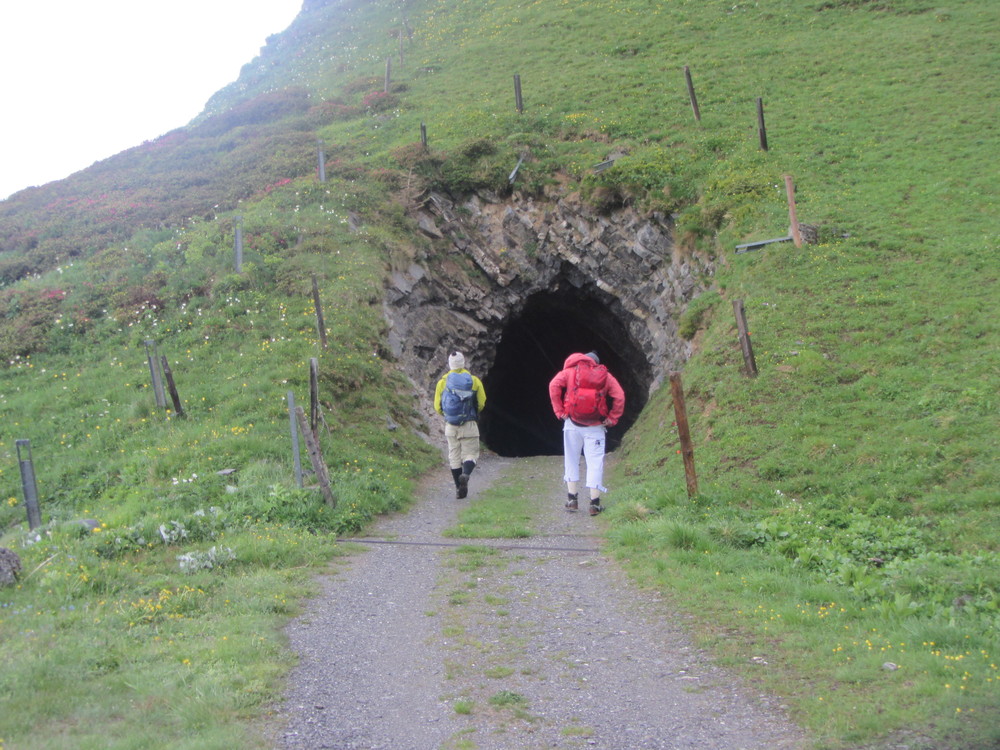 Bilvei til Ijes gjennom mørk tunnel.