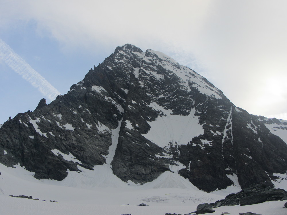 Normalruten som vi gikk går opp på høyre side, den brattere Studlgrat-ruten følger ryggen opp fra venstre side
