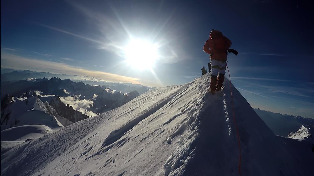 Her når vi toppen av Mont Blanc. Monte Bianco di Courmayeur kan såvidt sees nede til høyre i bildet