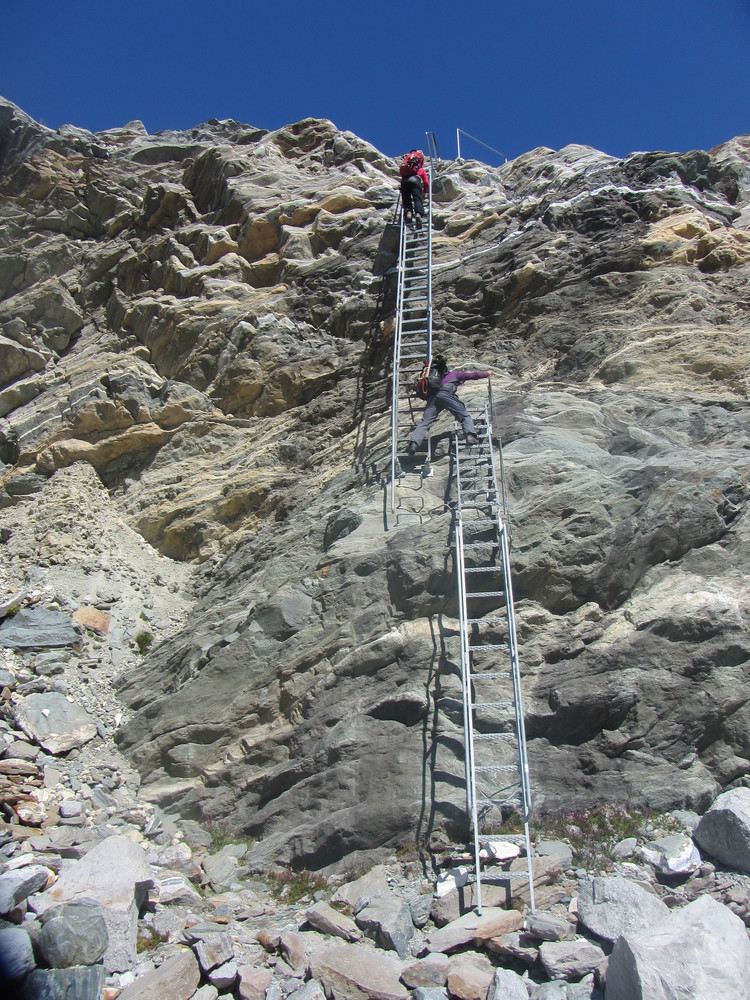 Ned den første veggen på stiger