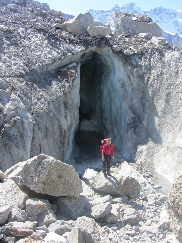 En liten iskatedral i stein/is/grus-partiet