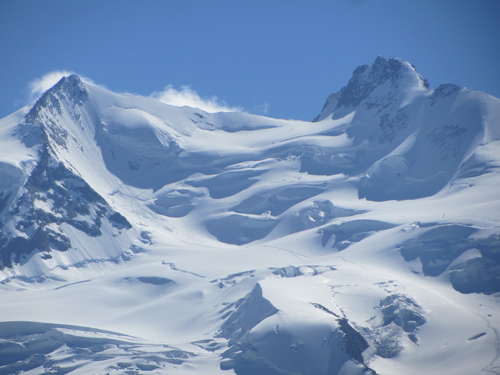 Det øverste partiet mot toppen. Om man zoomer inn kan man se et par taulag på breen.