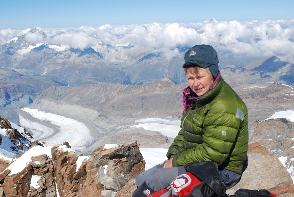 Fra toppen, med de nærmeste knausene av toppryggen bakom