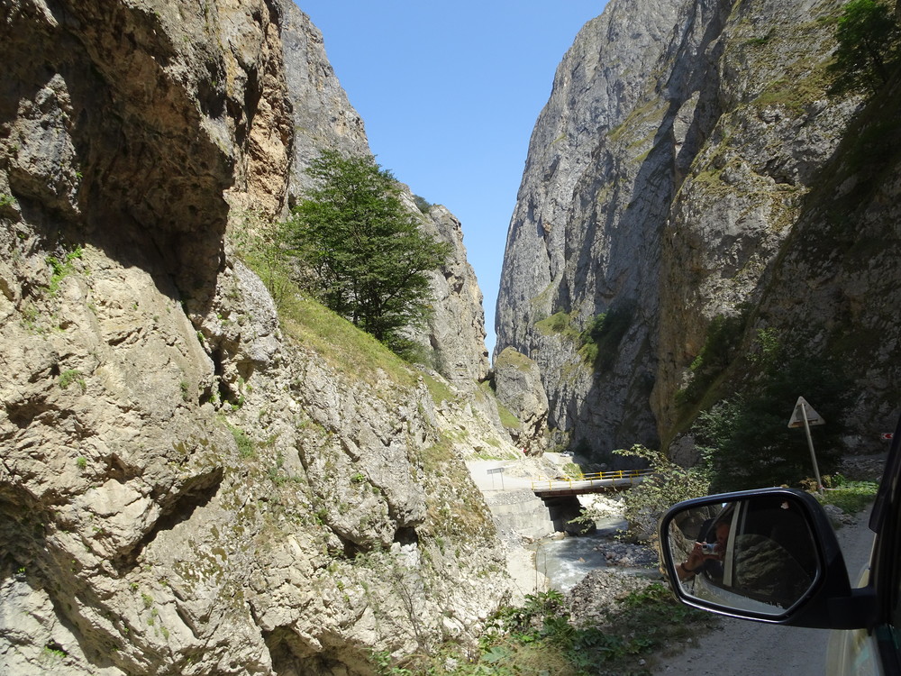 Gjennom trange kløfter opp til landsbyen