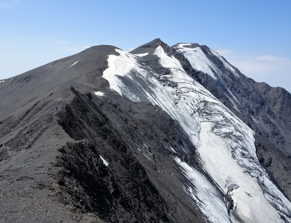 Utsikt mot toppen. Fortsatt et godt stykke å gå, toppen er den bakerste knausen