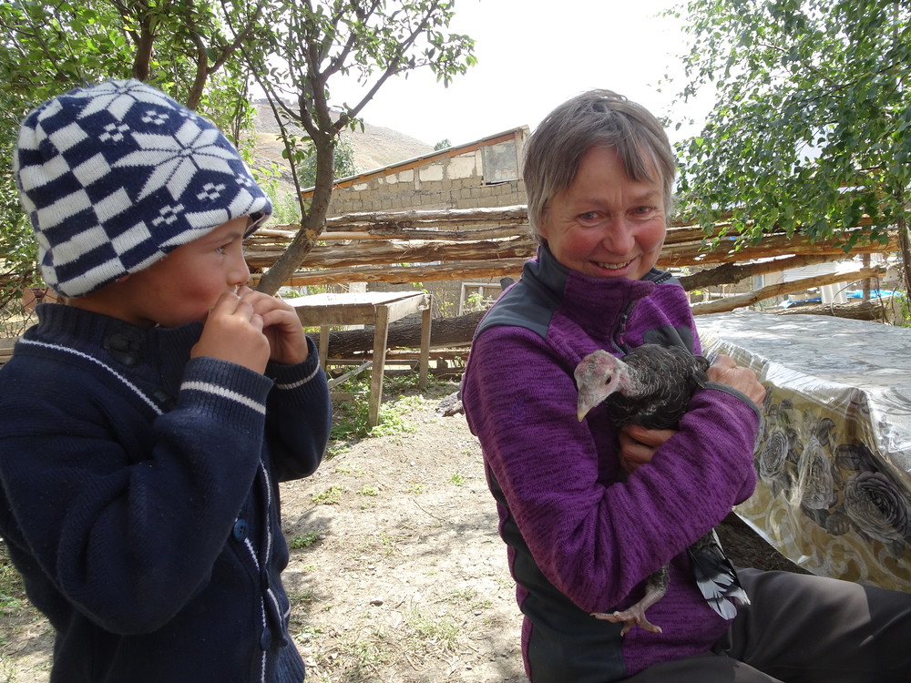 Søt liten nysgjerrig pjokk der vi bodde i landsbyen