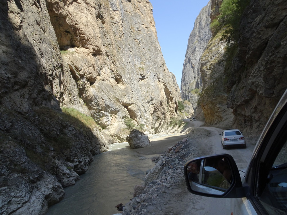 Smal kløft med litt ødelagt vei