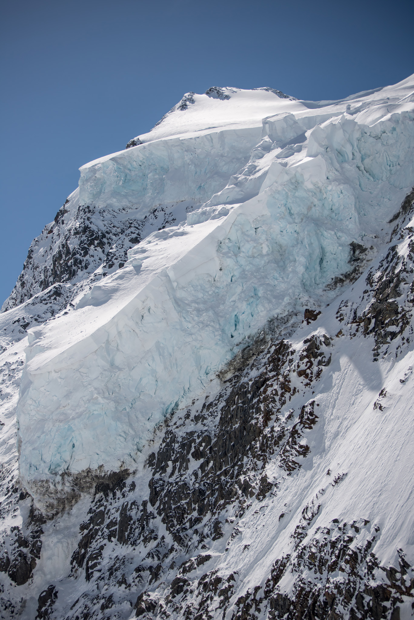 Imponerende isbreskue opp mot Mount Selwyn