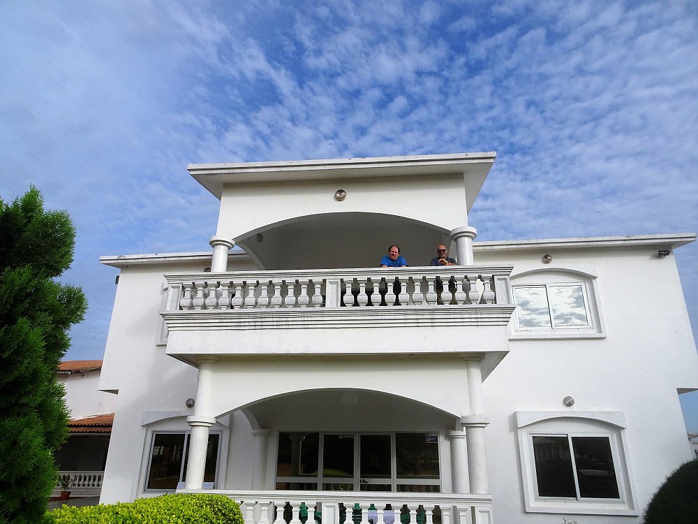 Gammel stil på hotellet i Abomey. Vi hadde hele hotellet for oss selv