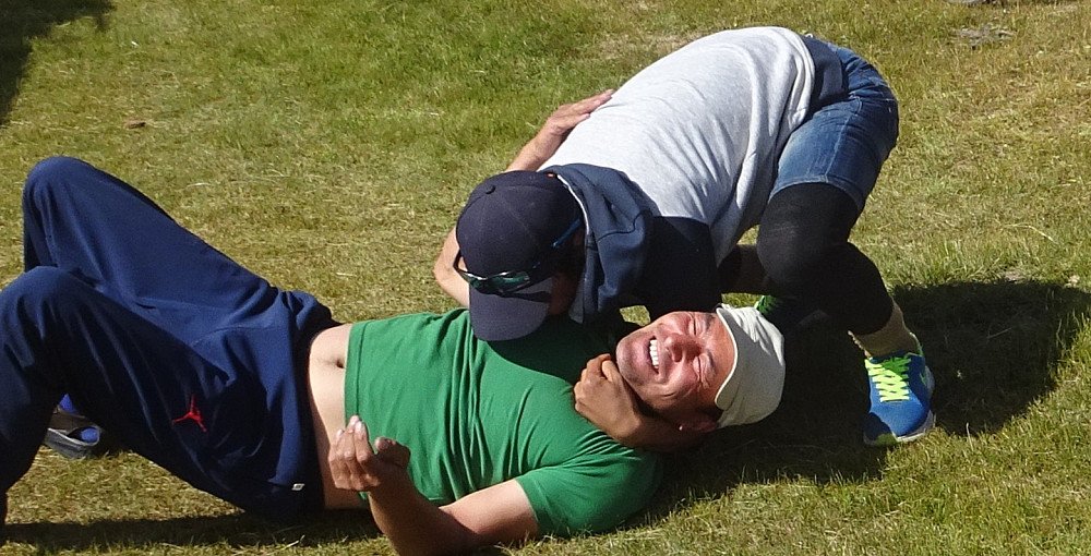 Kjøkkengutten la sjåføren i bakken i mongolsk bryting