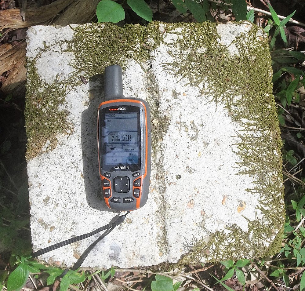 GPS på grensesteinen, 907 moh målt. Merk at GPS er plassert på Ghana-siden av grensen.