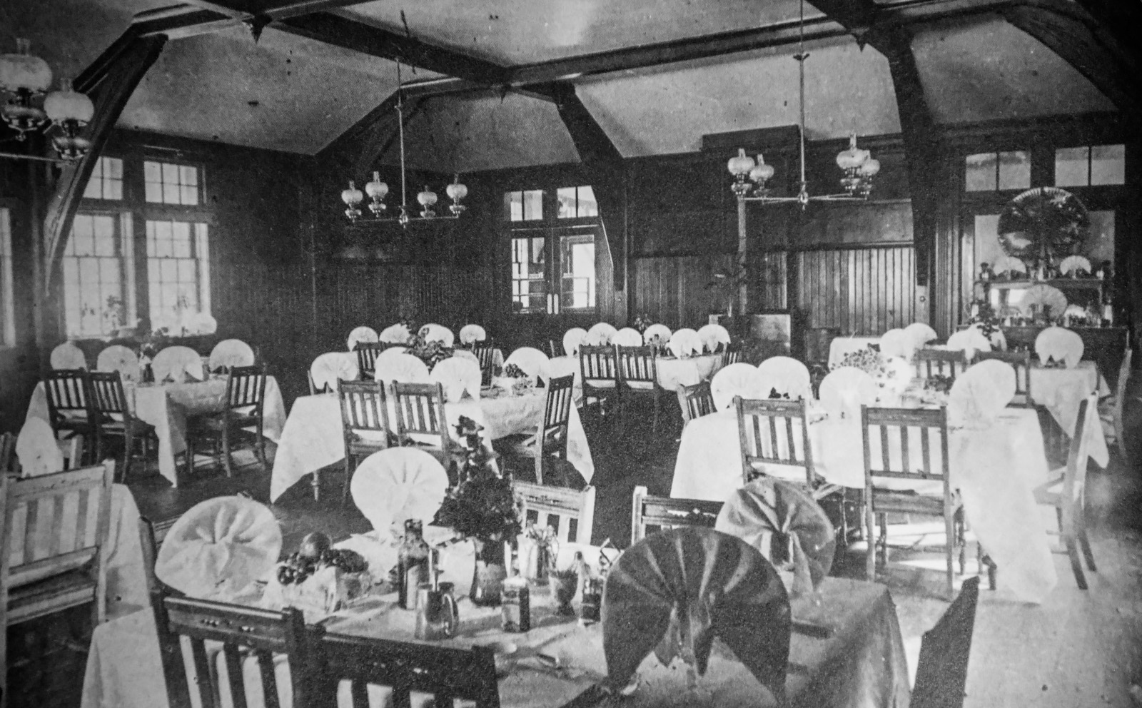 Spisehallen i Glacier House. Bilde fra C.P.C. Archives.