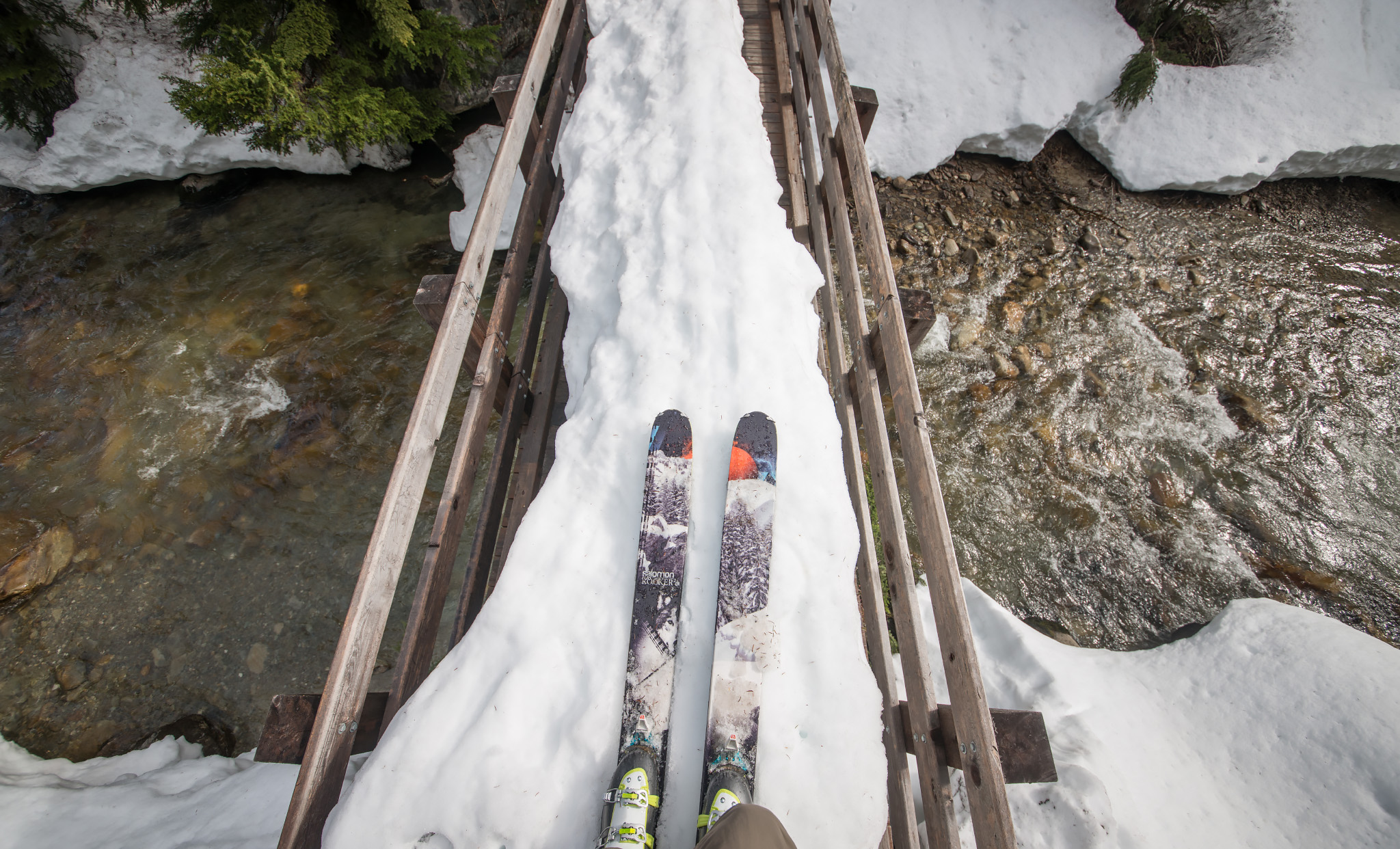 På brua over Asulkan Brook