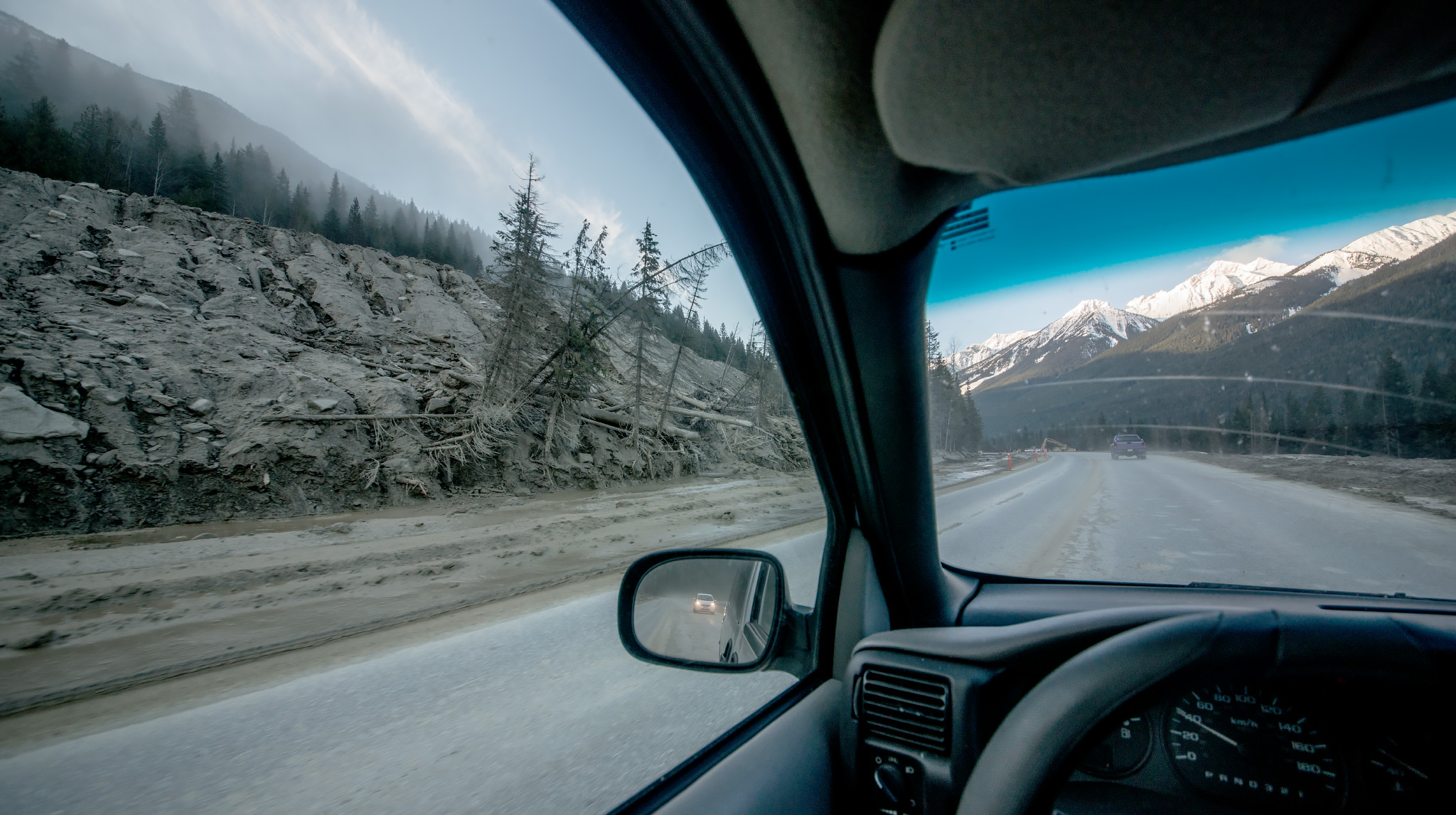 Kjørte forbi flere snø og jordskred som hadde stengt Highway #1 i tre døgn gjennom Rogers Pass