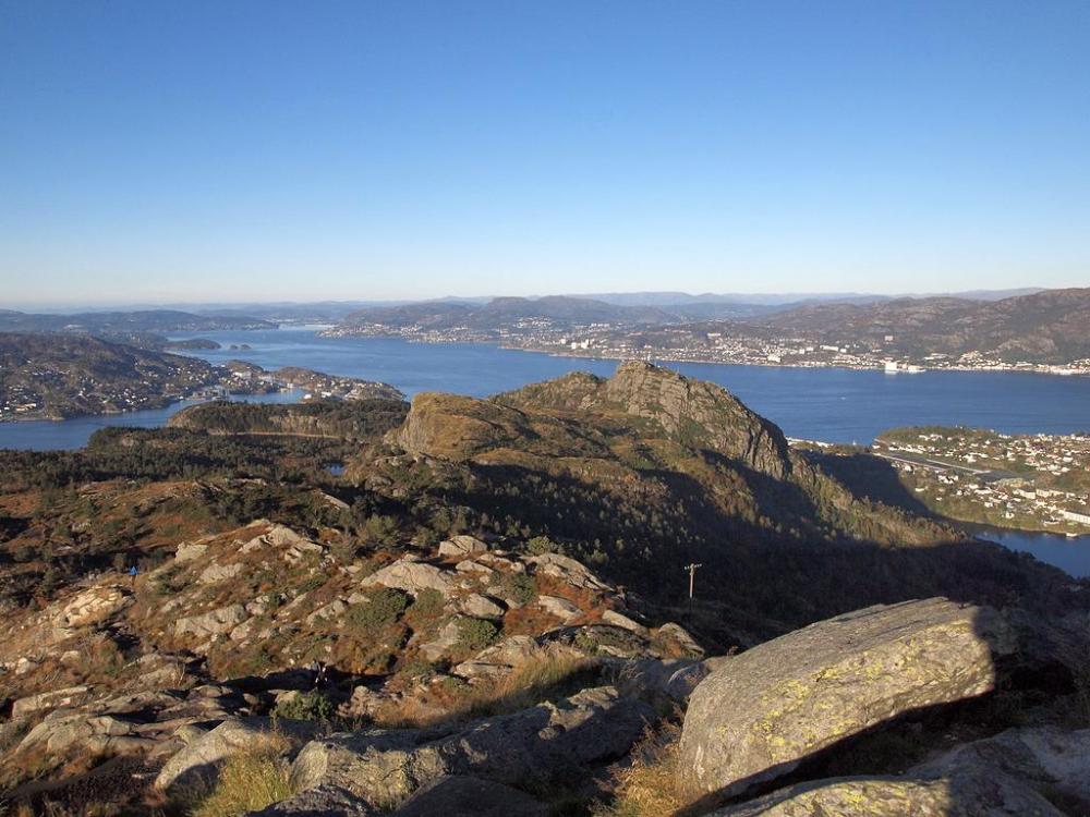 56213dc90b783_rnafjellet_fra_Lyderhorn_(