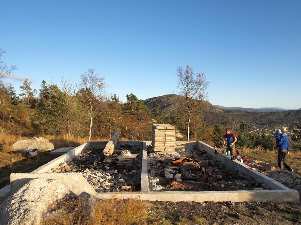 Viggo-hytten_opp_av_asken_(PA180277).thu