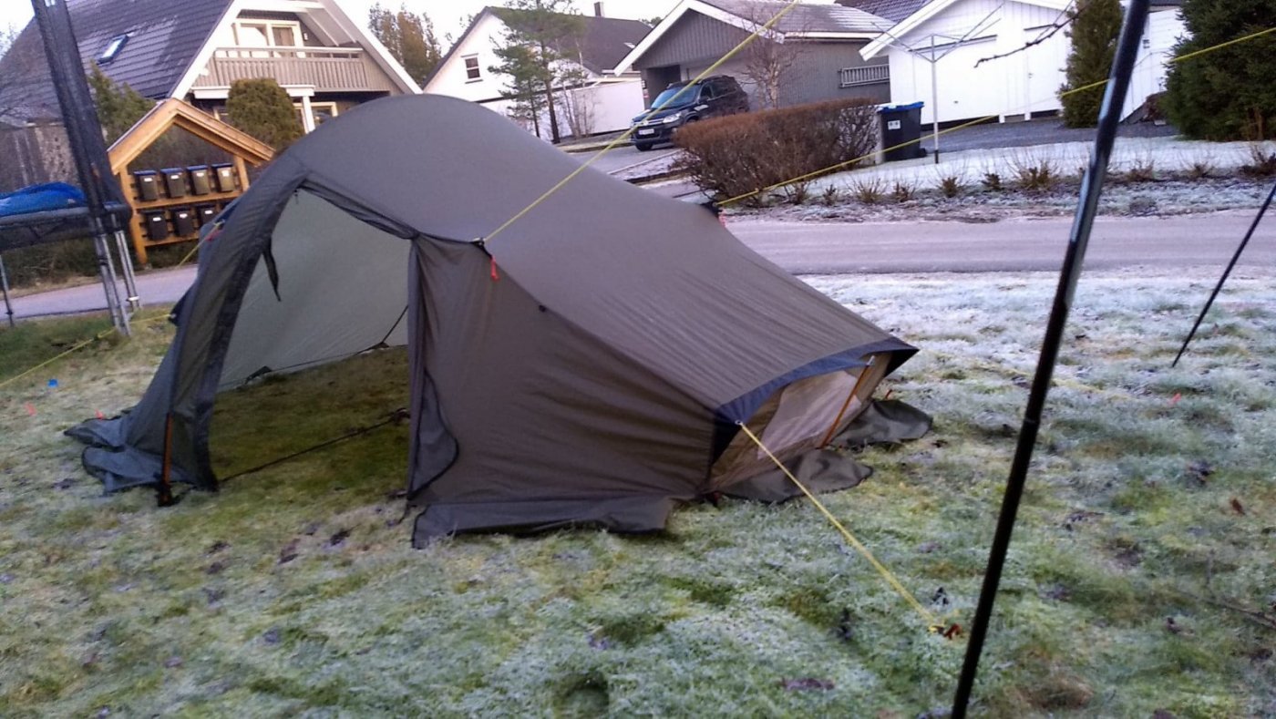 Vist fra langsiden med åpning og bardunert med raier.jpg