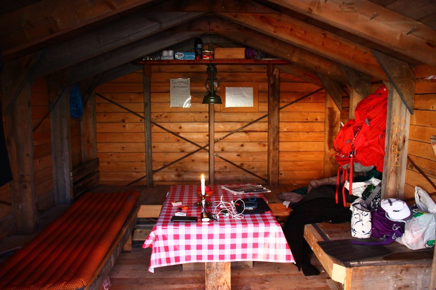 Gjetsjøbua inne 2 copy.jpg